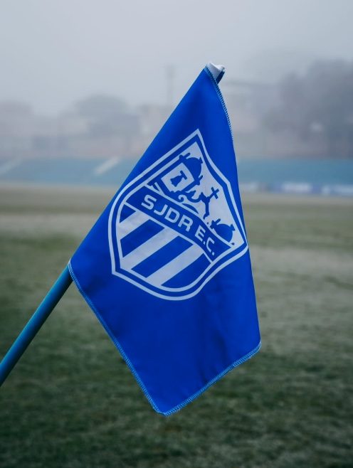 Bandeira de escanteio do São João del-Rei Esporte Clube no gramado